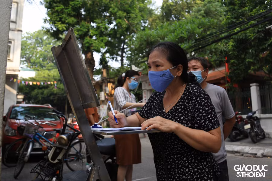 Điểm bán hàng lưu động sẽ ưu tiên phục vụ người dân vào 2 khung giờ chính trong ngày: Sáng từ 6h30 đến 8h30; chiều từ 16h30 đến 18h30. Người dân đi chợ đúng ngày ghi trên phiếu.