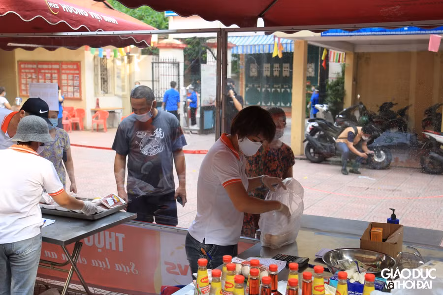 Điểm bán hàng lưu động đầu tiên phục vụ người dân Hà Nội đi chợ mùa giãn cách ảnh 11