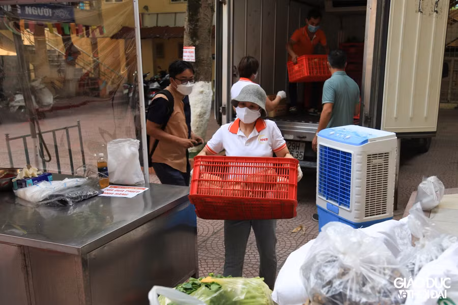 Điểm bán hàng lưu động đầu tiên phục vụ người dân Hà Nội đi chợ mùa giãn cách ảnh 6
