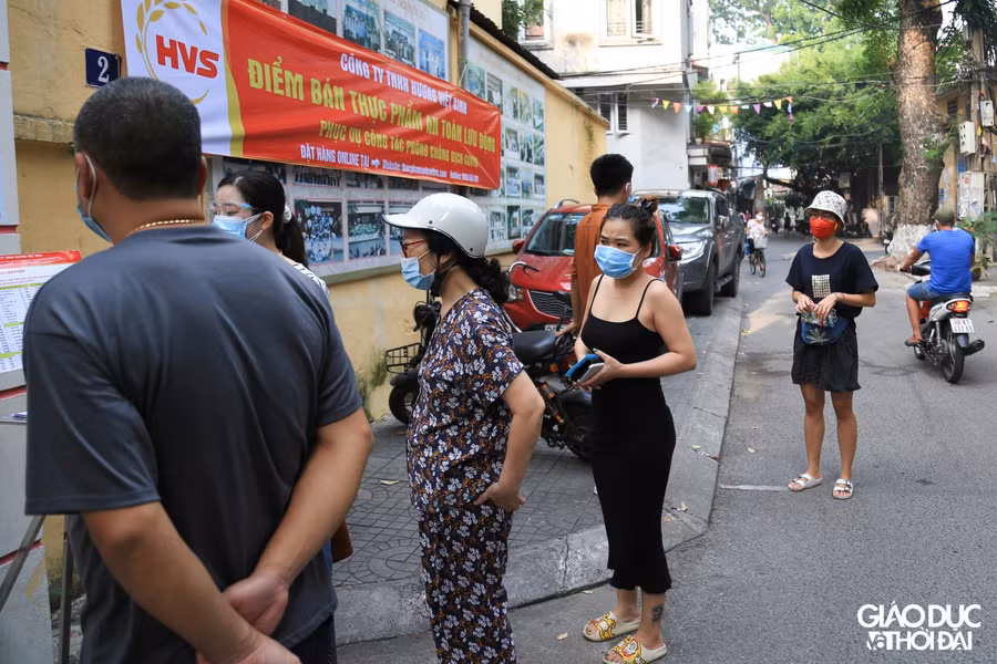 Người dân mua thực phẩm sử dụng phiếu đi chợ do UBND phường Phúc Xá phát hành, đi chợ đúng ngày ghi trên phiếu và phải thực hiện nghiêm các biện pháp phòng chống dịch Covid-19 theo thông điệp 5K của Bộ Y tế.
