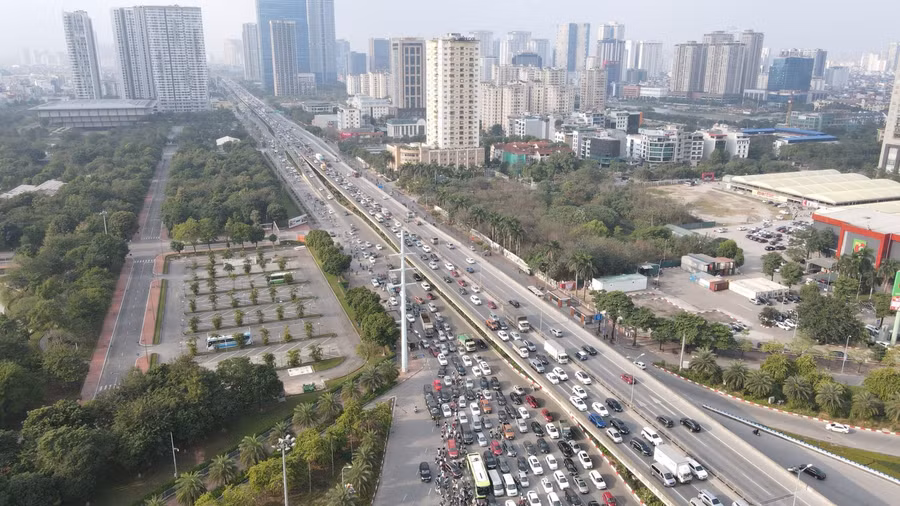 Nhiều tuyến đường Hà Nội kẹt cứng trong ngày làm việc cuối cùng của năm ảnh 9