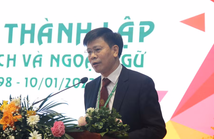 TS Nguyễn Tất Thắng - Phó trưởng Khoa Phụ trách Khoa Du lịch và Ngoại ngữ (Học viện Nông nghiệp Việt Nam) trình bày diễn văn kỷ niệm 25 năm thành lập Khoa.