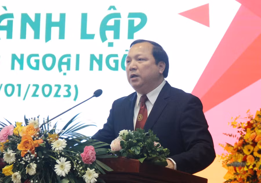 TS Vũ Ngọc Huyên - Phó Giám đốc Học viện Nông nghiệp Việt Nam phát biểu chúc mừng tập thể cán bộ, giảng viên Khoa Du lịch và Ngoại ngữ. Đồng thời gợi mở, thời gian tới Khoa có thể phát triển đào tạo tiếng Nhật Bản, Hàn Quốc nhằm đáp ứng nhu cầu của xã hội.