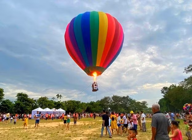 Một khinh khí đang cầu phục vụ khách bay treo tại chỗ. Một khinh khí đang cầu phục vụ khách bay treo tại chỗ.