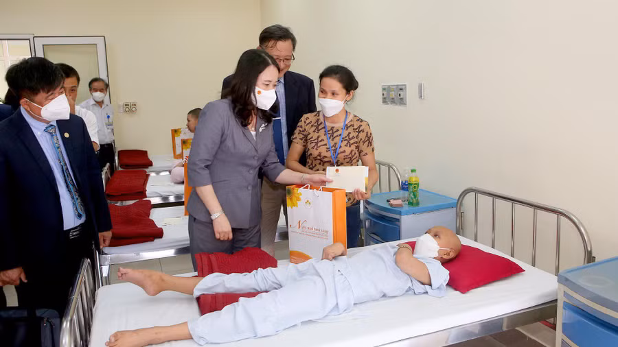 Phó Chủ tịch nước Võ Thị Ánh Xuân trao quà và ân cần hỏi thăm bệnh nhi ung thư đang điều trị tại Bệnh viện Trung ương Huế.