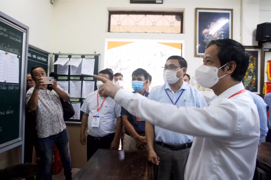 Bộ trưởng xem và căn dặn nội quy thi.