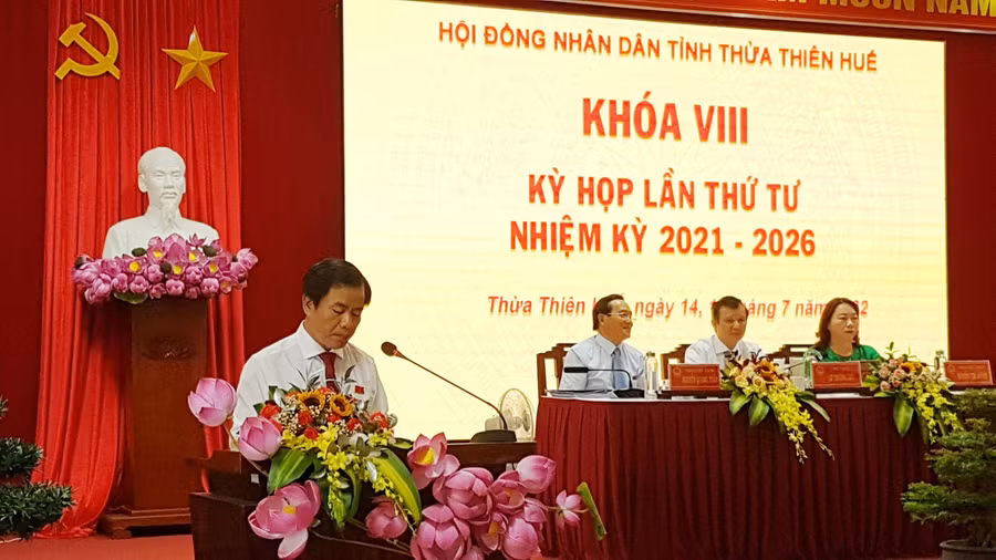 Ông Nguyễn Văn Phương, Chủ tịch UBND tỉnh Thừa Thiên - Huế báo cáo tại kỳ họp.