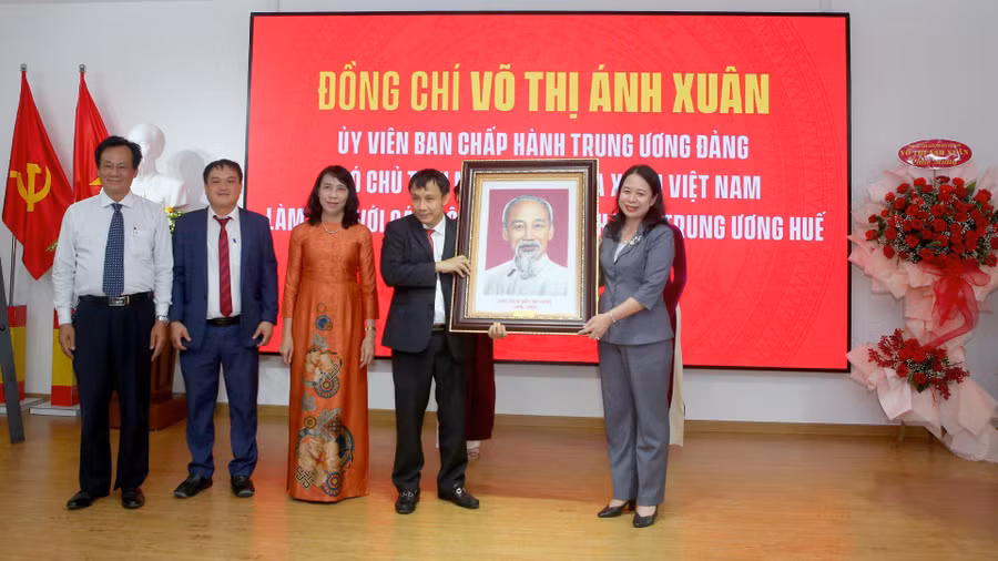 Lãnh đạo Bệnh viện Trung ương Huế nhận quà lưu niệm của Phó Chủ tịch nước.