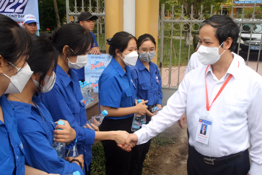Và bắt tay chúc tình nguyện viên làm tốt nhiệm vụ Kỳ thi Tốt nghiệp THPT 2022.