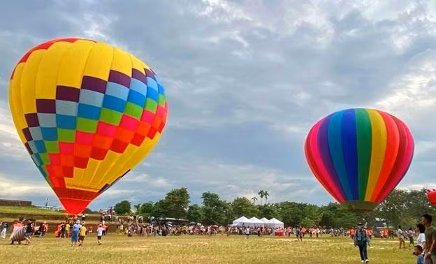 Chiều 26/6, tại sân Hàm Nghi (TP Huế) có rất nhiều khinh khí cầu chuẩn bị phục vụ du khách. trong Tuần lễ Festival Huế 2022. Chiều 26/6, tại sân Hàm Nghi (TP Huế) có rất nhiều khinh khí cầu chuẩn bị phục vụ du khách. trong Tuần lễ Festival Huế 2022.