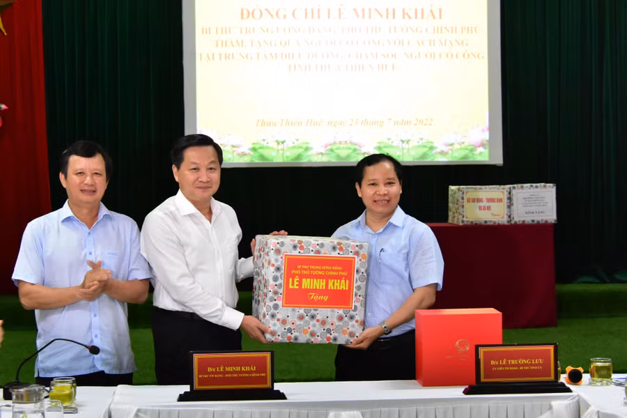 Phó Thủ tướng Lê Minh Khái tặng quà Trung tâm Điều dưỡng chăm sóc người có công tỉnh Thừa Thiên - Huế. Phó Thủ tướng Lê Minh Khái tặng quà Trung tâm Điều dưỡng chăm sóc người có công tỉnh Thừa Thiên - Huế.