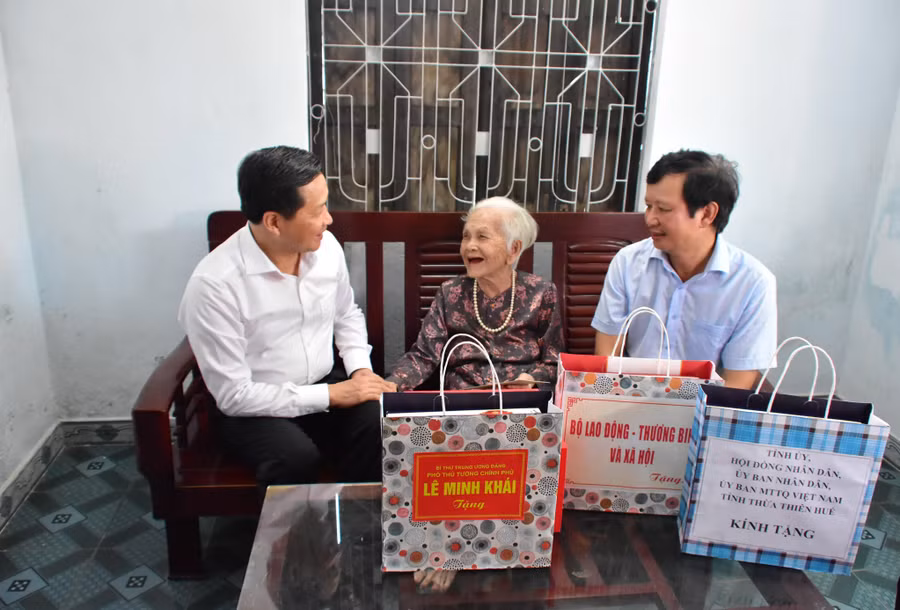 Phó Thủ tướng Chính phủ Lê Minh Khái cùng đoàn công tác thăm tặng quà Mẹ Việt Nam Anh hùng Nguyễn Thị Tuyết. Phó Thủ tướng Chính phủ Lê Minh Khái cùng đoàn công tác thăm tặng quà Mẹ Việt Nam Anh hùng Nguyễn Thị Tuyết.