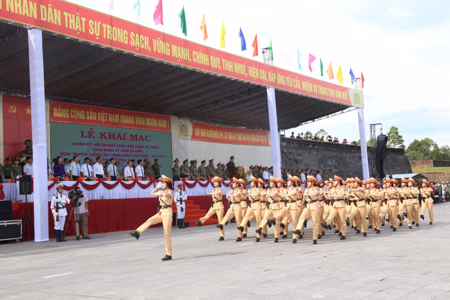 Các nữ CSGT Công an tỉnh Thừa Thiên - Huế duyệt đội hình qua lễ đài.