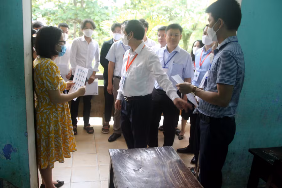 Bộ trưởng căn dặn các phòng thi phải đảm bảo chỗ ngồi, nước uống cho thí sinh.