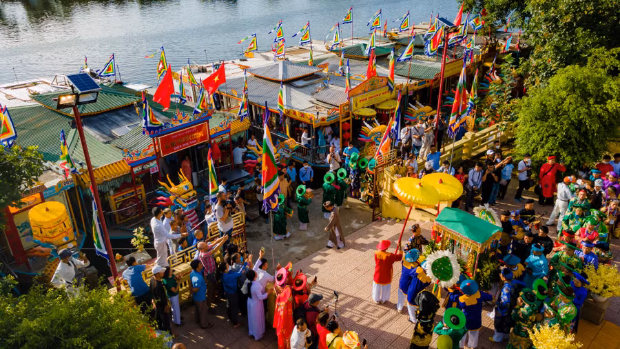 Di chuyển xuống bến thuyền phía sau.