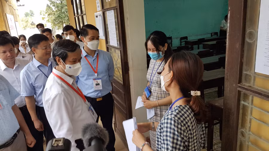 Bộ trưởng thăm cán bộ coi thi, căn dặn việc coi thi phải thật nghiêm túc, tránh để xảy ra sai sót.