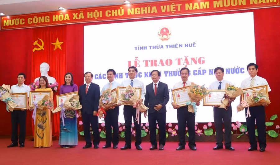 TS. Nguyễn Văn Tuấn - Hiệu trưởng Nhà trường (ngoài cùng bên phải) đón nhận Huân chương Lao động hạng Nhất.