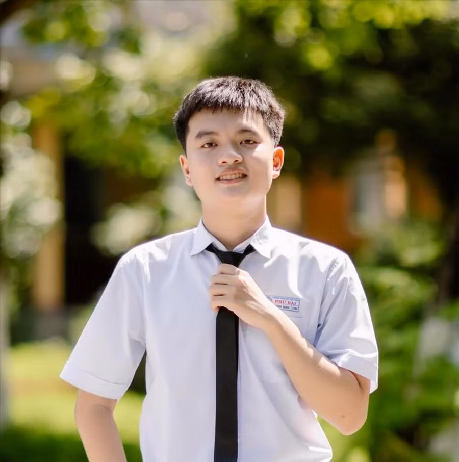 Em Võ Tá Thành Minh đến từ trường THPT Phú Bài đạt điểm 10 môn Văn và điểm 10 môn Giáo dục Công dân.