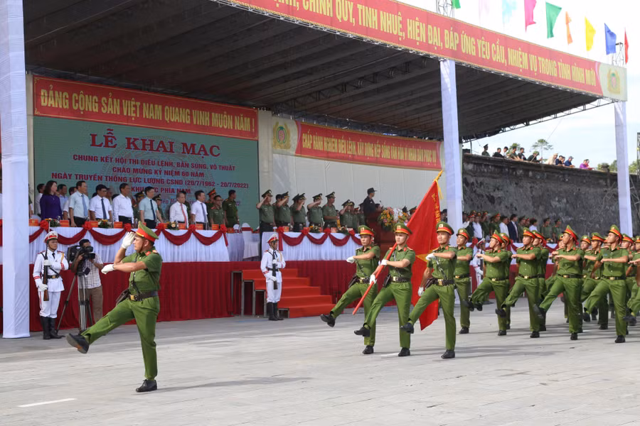 Phần duyệt binh chiến sĩ Công an nhân dân.