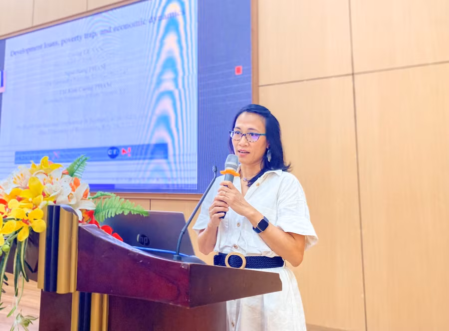 Bà Phạm Thị Kim Cương - Trường Đại học Paris Nanterre trình bày tại Hội thảo với chủ đề “Development loans, poverty trap, and economic dynamics” (Tạm dịch: “Các khoản cho vay phát triển, đói nghèo và động lực kinh tế”). Bà Phạm Thị Kim Cương - Trường Đại học Paris Nanterre trình bày tại Hội thảo với chủ đề “Development loans, poverty trap, and economic dynamics” (Tạm dịch: “Các khoản cho vay phát triển, đói nghèo và động lực kinh tế”).
