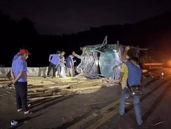 Hiện trường vụ tai nạn giao thông thảm khốc trên đường đèo Quốc lộ 49 làm 4 người chết.
