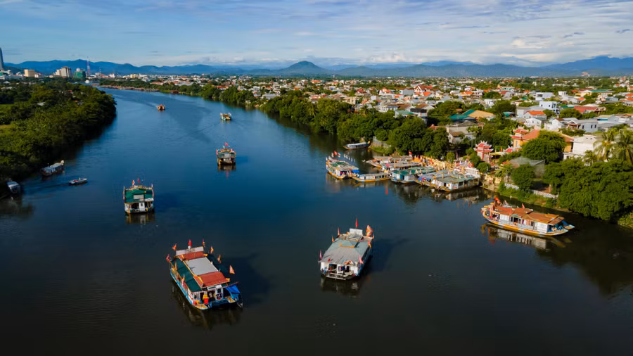 Các thuyền rồng bắt đầu rời bến.