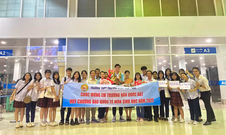 Lãnh đạo Trường THPT chuyên Quốc học Huế và gia đình, bạn bè đón em Đạt tại sân bay quốc tế Phú Bài, tỉnh Thừa Thiên - Huế. Lãnh đạo Trường THPT chuyên Quốc học Huế và gia đình, bạn bè đón em Đạt tại sân bay quốc tế Phú Bài, tỉnh Thừa Thiên - Huế.