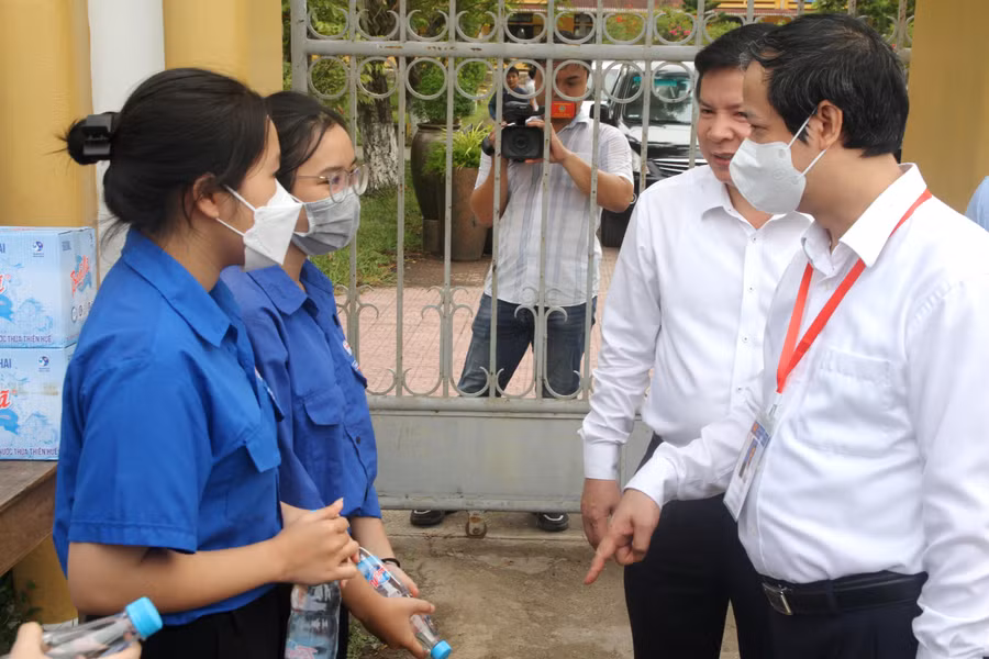 Tại cổng trường, Bộ trưởng hỏi han tình nguyện viên tiếp sức mùa thi.