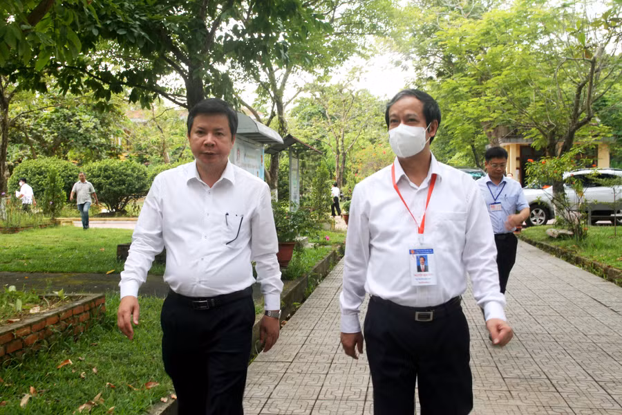 Ông Nguyễn Tân - Giám đốc Sở GD&amp;ĐT tỉnh Thừa Thiên - Huế (trái) cùng Bộ trưởng Bộ GD&amp;ĐT Nguyễn Kim Sơn (phải) đi kiểm tra kỳ thi Tốt nghiệp THPT năm 2022.