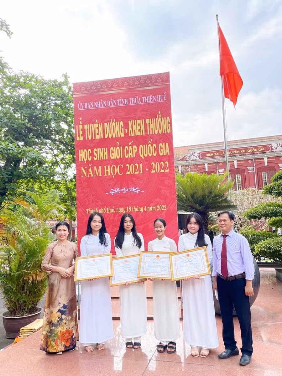 Em Thảo Ngân (thứ 3 từ trái qua) trong lễ tuyên dương khen thưởng học sinh giỏi quốc gia năm học 2021-2022 tại trường THPT chuyên Quốc học Huế.