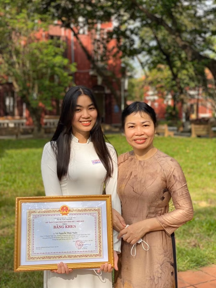 Em Võ Nguyễn Thảo Ngân và cô giáo chủ nhiệm, dạy môn Văn - Nguyễn Thị Thu Thủy.