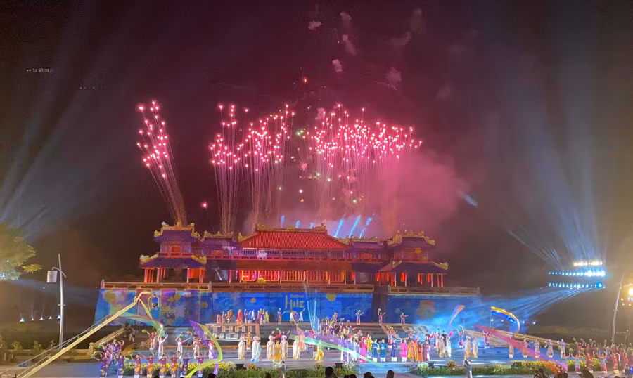 Nghệ thuật kết pháo hoa đặc sắc tại Lễ khai mạc Festival Huế 2022