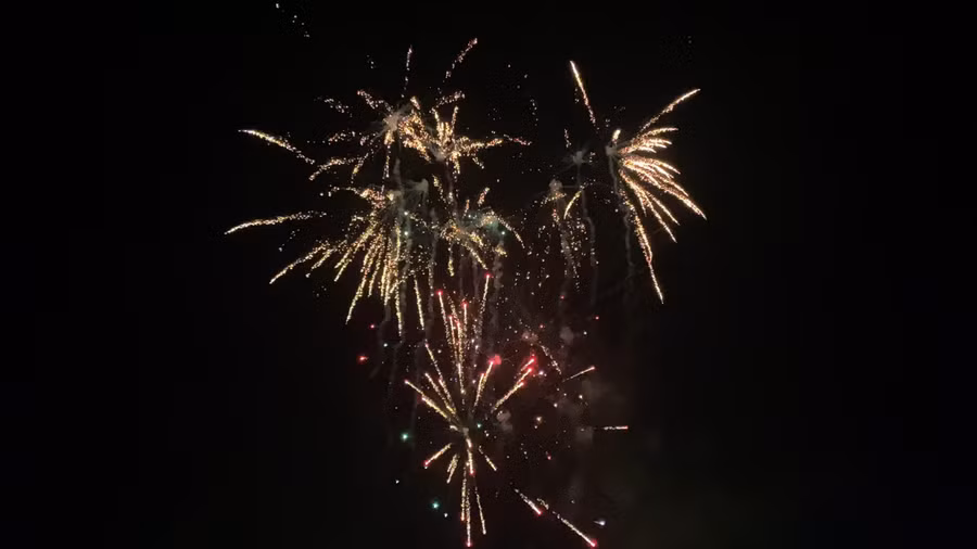 Pháo hoa được kết hợp tăng thêm hiệu ứng cho đêm khai mạc Festival Huế 2022.