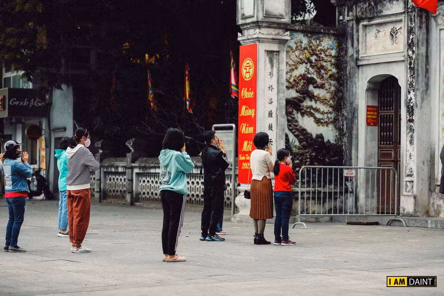 Tại Đền Quán Thánh người dân đứng xếp hàng, cách xa nhau trật tự vái vọng bên ngoài.