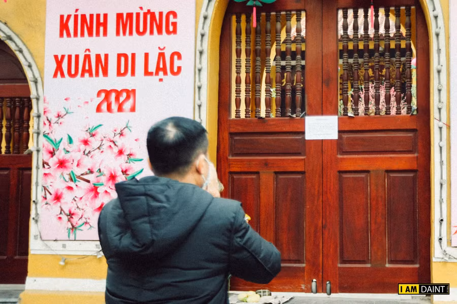 Theo quyết định của UBND TP Hà Nội, nhà chùa đã đóng cửa để cùng chung tay phòng, chống Covid-19.