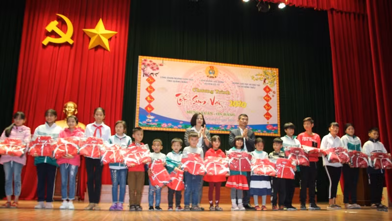 Trao quà Tết cho các em học sinh