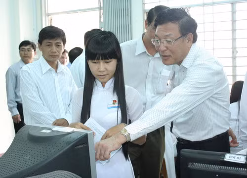 Bộ trưởng thăm phòng thực hành tin học trường THPT chuyên Thoại Ngọc Hầu