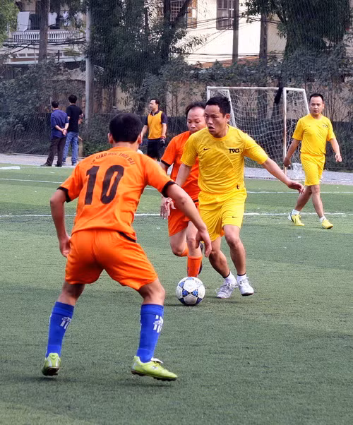 Được đánh giá yếu hơn, nhưng đội bóng Báo GD&TĐ (áo da cam) đã xuất sắc thủ hoà 2-2 trước ĐKVĐ - NXB giáo dục sau khi bị dẫn trước 0-2