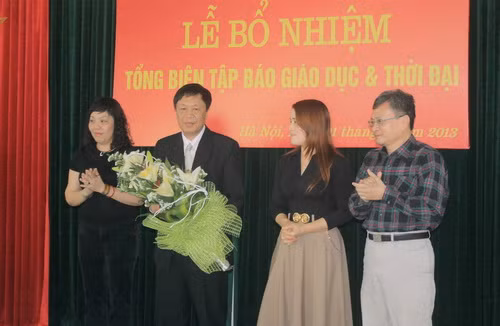 Đại diện Chi hội nhà báo, công đoàn, lãnh đạo báo GD&TĐ tặng hoa chúc mừng tân TBT báo. Ảnh, gdtd.vn
