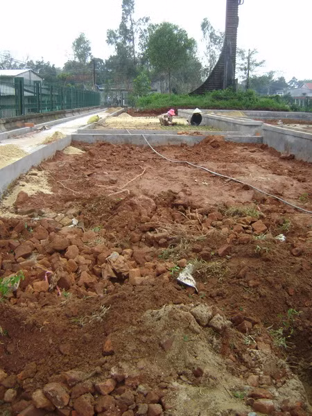 Một số gạch Chăm trong không gian di tích được công nhân đào bới vứt vương vãi, không được tu bảo đàn hoàn.