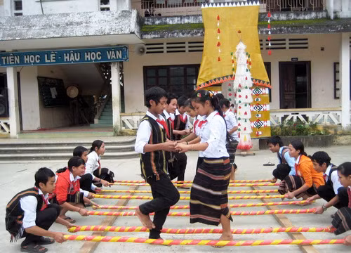 Tham gia hoạt động trò chơi dân gian, nhảy sạp Tham gia hoạt động trò chơi dân gian, nhảy sạp
