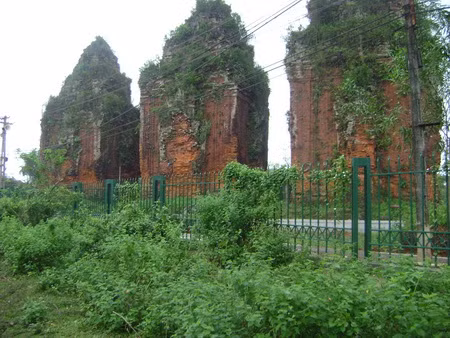 Không gian của di tích tháp Chăm Khương Mỹ nhìn từ phía bên ngoài