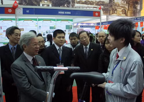Ông Hồ Duy Liêm-Chủ tịch VIFOTEC cùng các quan khách thăm triển lãm. Ảnh, gdtd.vn
