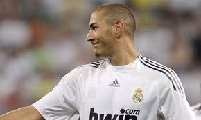Benzema chán cảnh "ngồi chơi xơi nước" tại Real