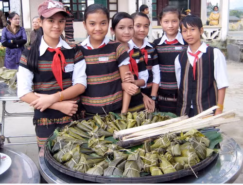 Học sinh vui vẻ bên những chiếc bánh đã nấu chín Học sinh vui vẻ bên những chiếc bánh đã nấu chín