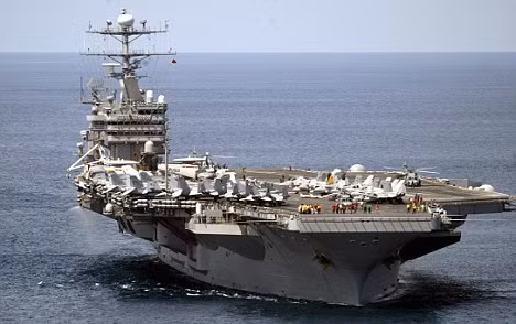 Mục tiêu chuyển động: Mẫu hạm USS Abraham Lincoln của Mỹ - một trong 6 mẫu hạm trong hạm đội Thái Bình Dương của Mỹ. Tổng số, Mỹ có 200 tàu chiến, 2.000 chiến đấu cơ và 250.000 quân ở Thái Bình Dương. Moving target:The aircraft carrier USS Abraham Lincoln, one of six aircraft carriers in the U.S. Pacific Fleet. In total the U.S. Navy has 200 ships, 2,000 aircraft and 250,000 personnel deployed in Pacific waters Read more: http://www.dailymail.co.uk/news/article-1342197/China-moving-closer-deploying-ballistic-missile-sink-aircraft-carrier.html#ixzz19UXKLJlN