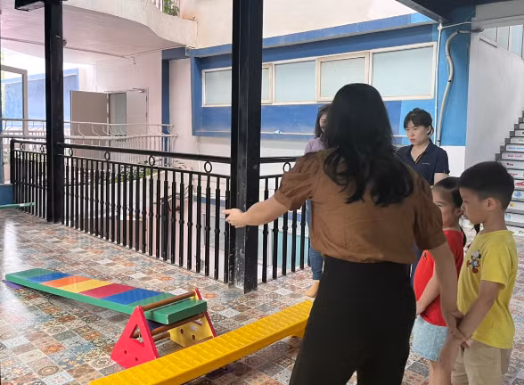 Tận tình chỉ bảo và hướng dẫn thực hiện nội dung yêu cầu chuẩn phát triển trẻ em 5 tuổi.