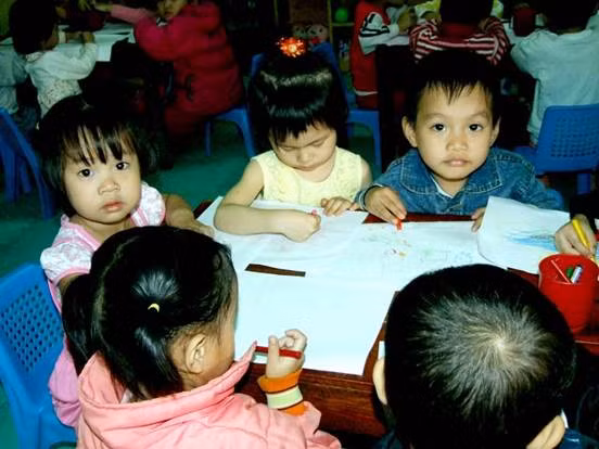 Bé tập vẽ 