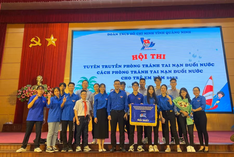 Các đoàn viên, thanh niên Trường THPT Cẩm Phả trong một hội thi của tỉnh đoàn Quảng NInh. Các đoàn viên, thanh niên Trường THPT Cẩm Phả trong một hội thi của tỉnh đoàn Quảng NInh.