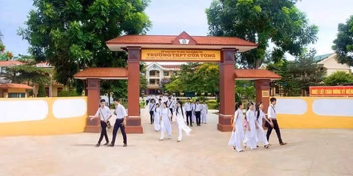 Mô hình cổng trường an toàn tại Trường THPT Cửa Tùng.